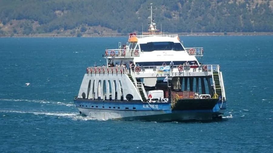GESTAŞ arabalı feribotu, Kilitbahir yamacındaki Dur Yolcu anıtının önünden geçerken
