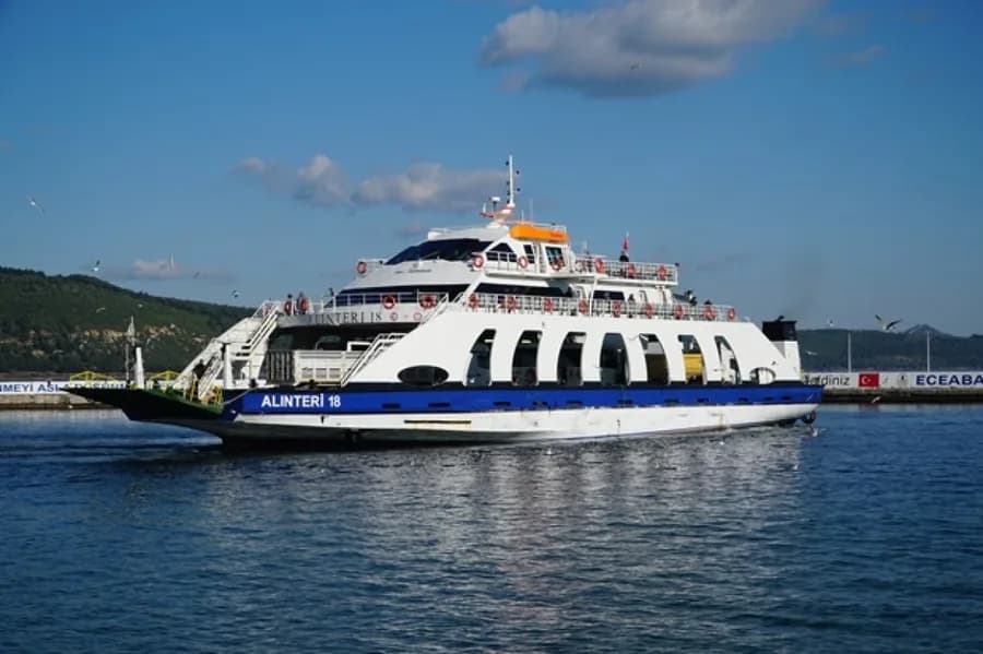 Alınteri 18 feribotu Eceabat İskelesi'nde yanaşmış hâlde