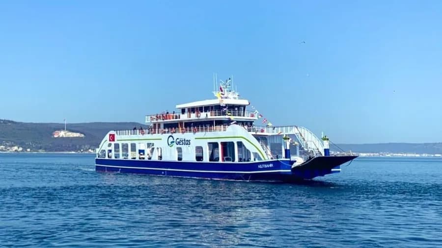 Bayraklarla donatılmış GESTAŞ Kilitbahir feribotu Çanakkale Boğazı'nda seyir hâlinde