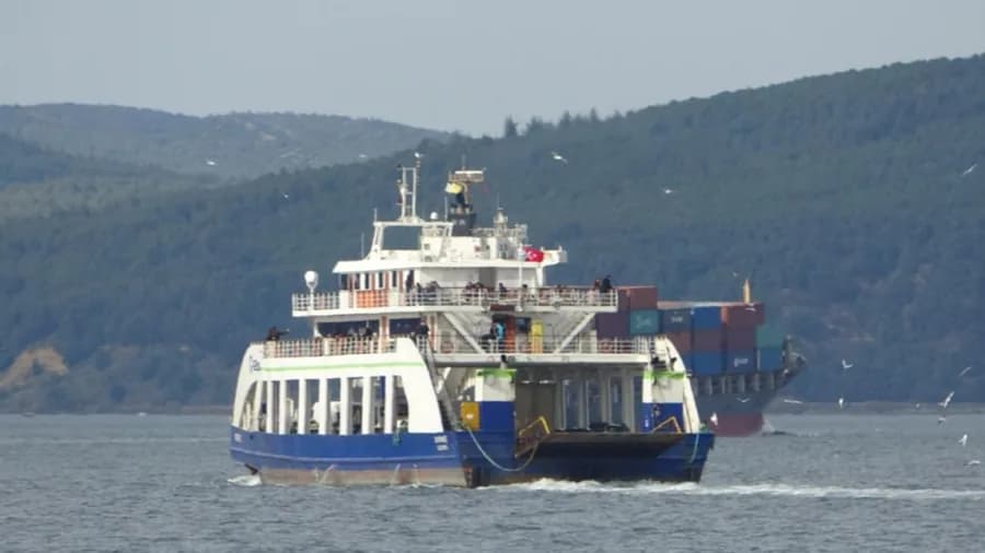 GESTAŞ feribotu ve arka planda Çanakkale Boğazı'ndan geçen konteyner gemisi