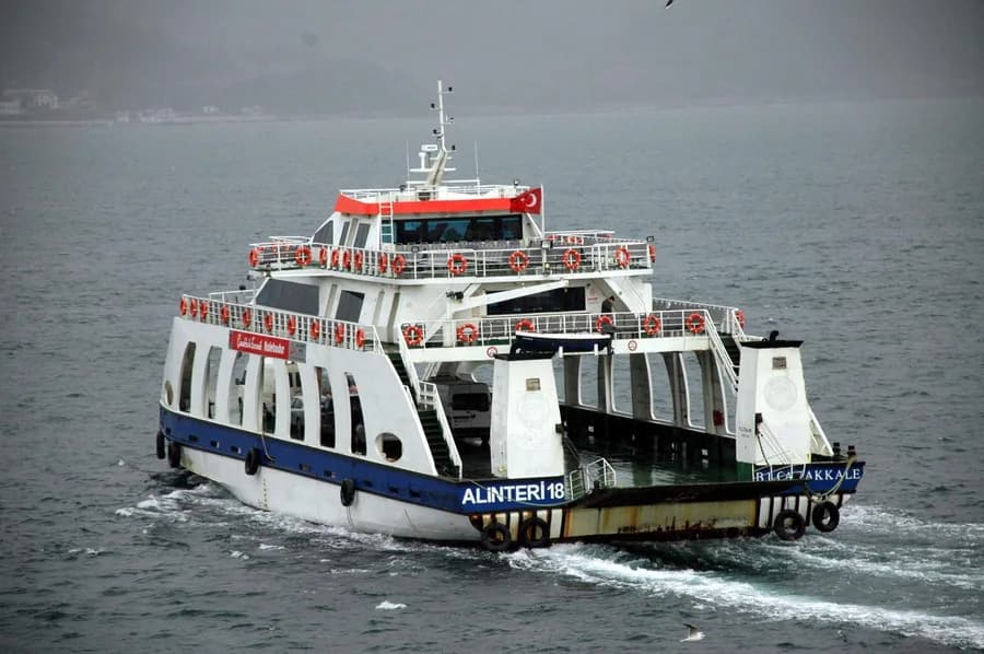 Alınteri 18 feribotu puslu ve dalgalı havada Çanakkale Boğazı'nda ilerlerken