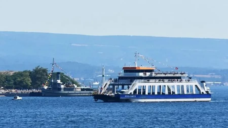 Yaz sezonunda dolu güverteyle sefer yapan Alınteri 18 feribotu
