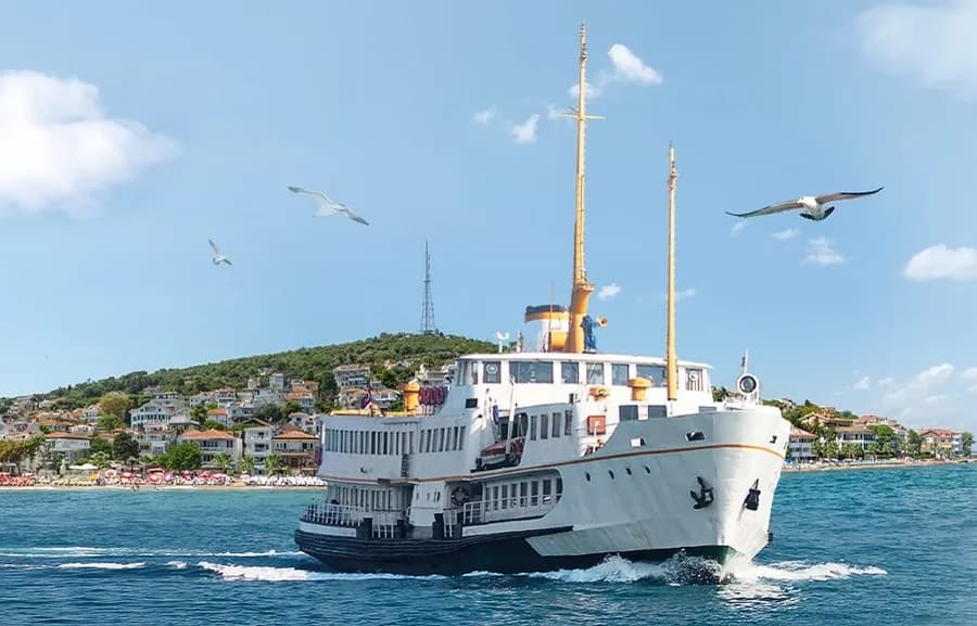 Şehir Hatları vapuru Adalar hattında seyir hâlinde