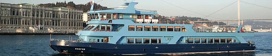 Turyol yolcu vapuru İstanbul Boğazı'nda, arka planda 15 Temmuz Şehitler Köprüsü