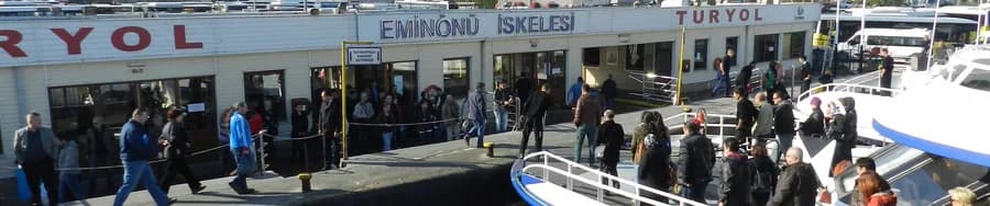 Eminönü iskelesinde vapura binen yolcular