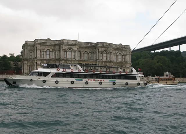 Dolmabahçe Sarayı önünden geçen yolcu vapuru