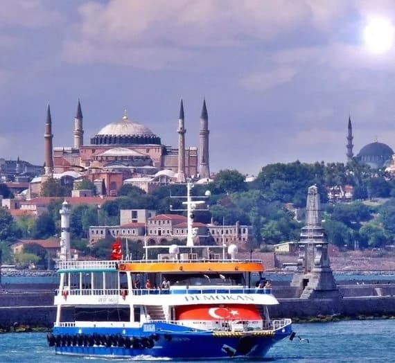 Tarihi yarımada önünden geçen yolcu gemisi, arka planda Ayasofya ve Sultanahmet Camii