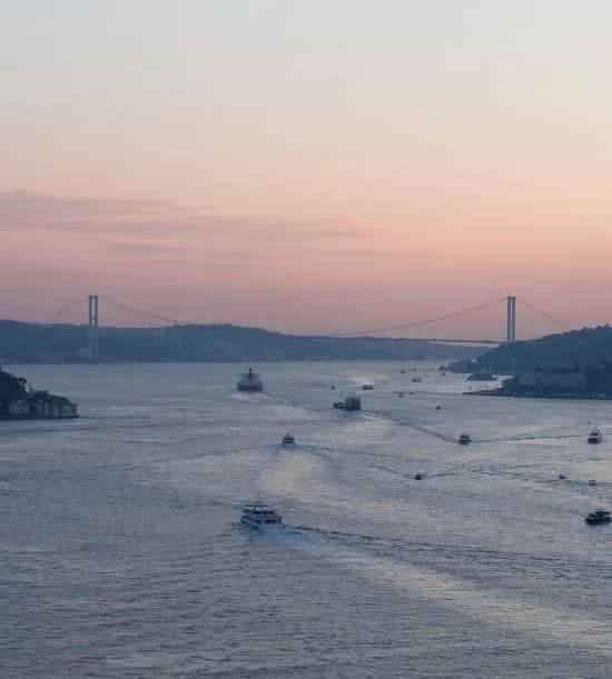 Akşam saatlerinde İstanbul Boğazı ve gemi trafiği