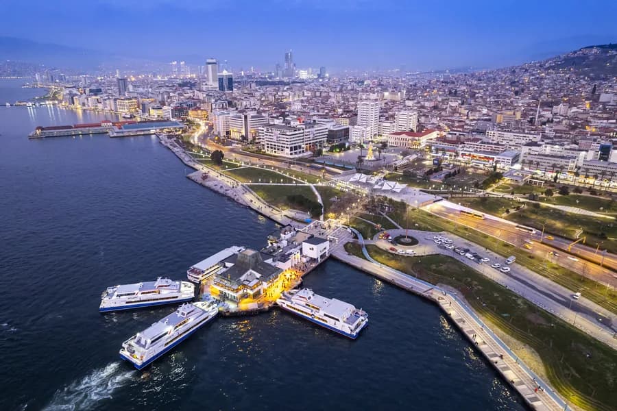 Havadan Konak İskelesi ve yanaşmış İZDENİZ vapurları, akşam saatlerinde İzmir kıyısı