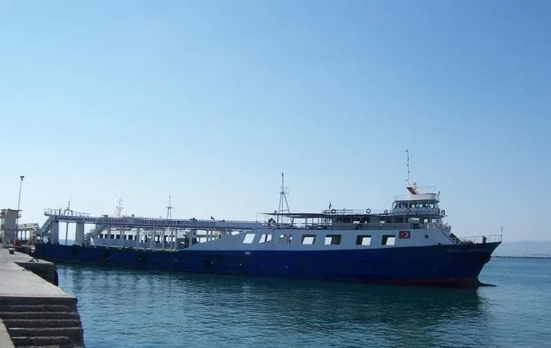Marmara RoRo arabalı feribotu iskeleye yanaşmış hâlde, rampa açık