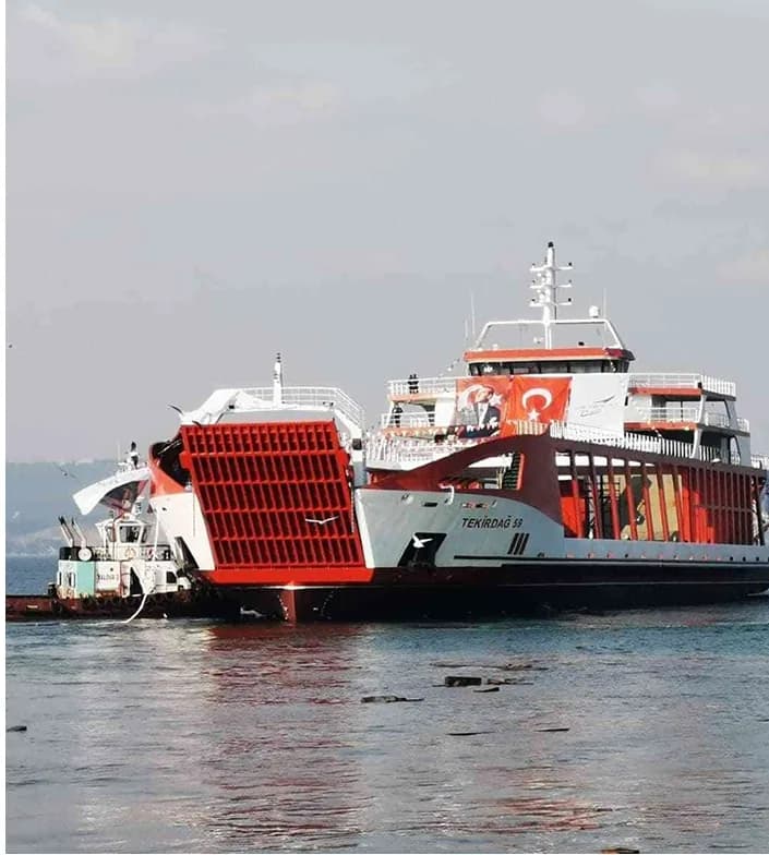 Kıç rampası açık ro-ro feribotuna araç yüklemesi yapılırken