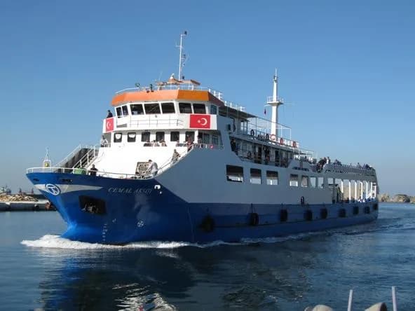 Marmara Denizi'nde açık suda seyreden ro-ro feribotu