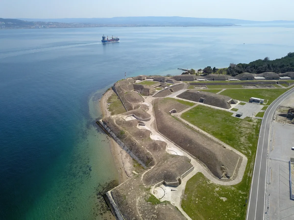 Çanakkale Boğazı kıyısındaki tarihi tabya mevzileri, havadan görünüm