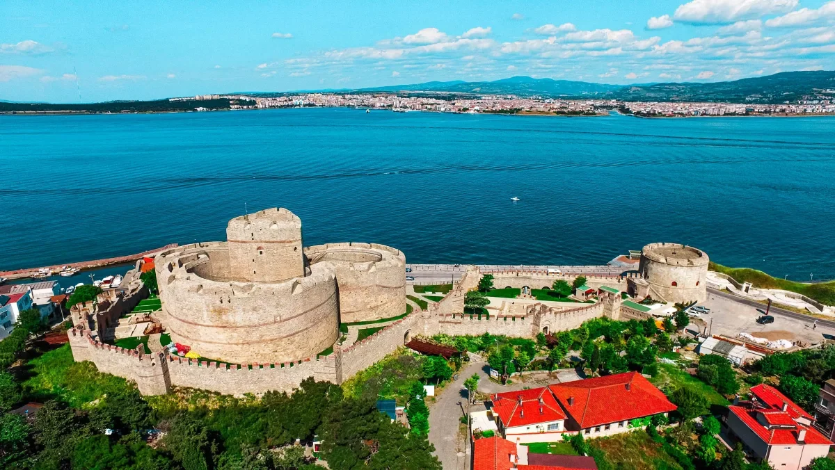 Kilitbahir Kalesi ve karşı kıyıda Çanakkale şehir merkezi, havadan görünüm