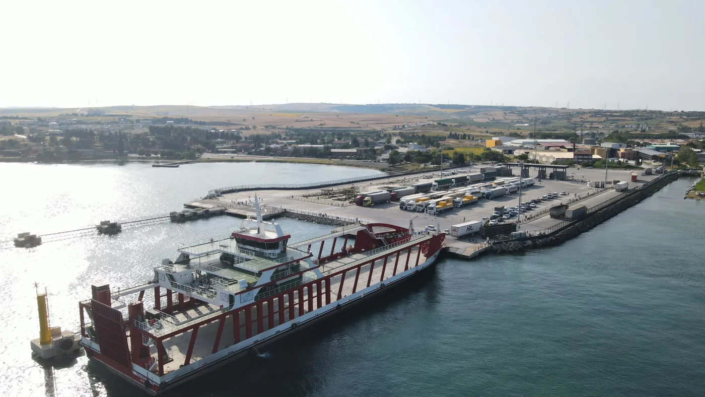 Tekirdağ-59 feribotu Lapseki-Gelibolu hattı iskelesinde yükleme yaparken