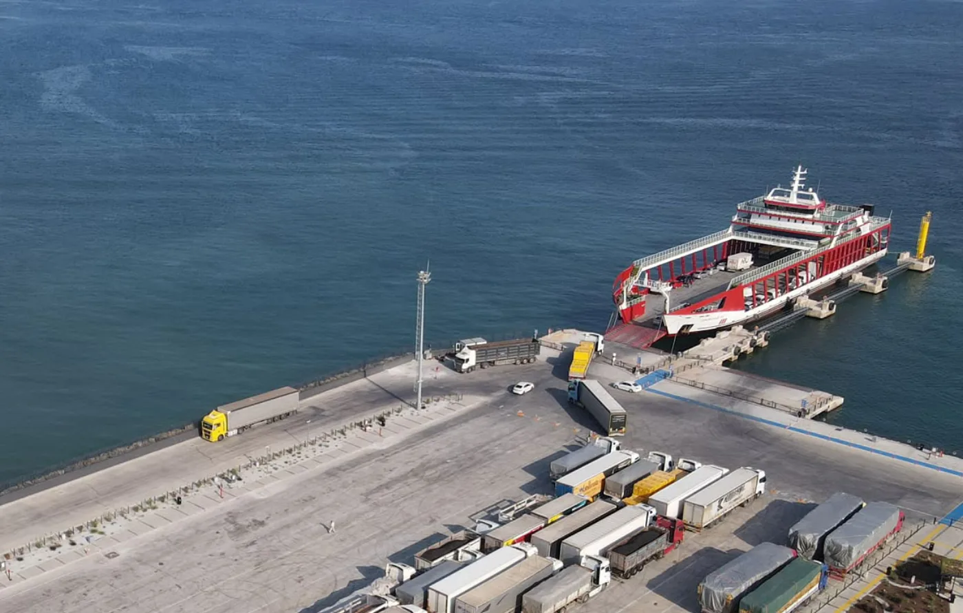 GESTAŞ Tekirdağ-59 feribotu Lapseki iskelesinde, ön planda ağır vasıta kuyruğu