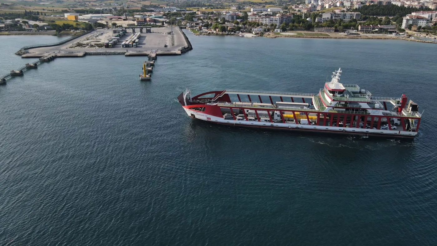 Tekirdağ-59 feribotu Lapseki-Gelibolu hattında sefer halinde